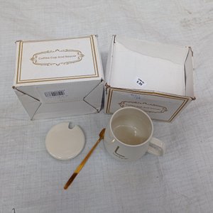 Tres piezas: jarra eléctrica + 2 tazas de café con tapa y cucharita. - imagen 3