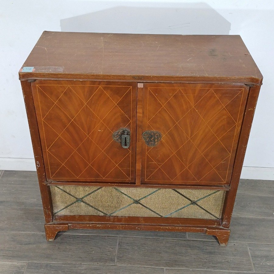 Lote anterior: Muebles con toca disco y radio en contrachapado