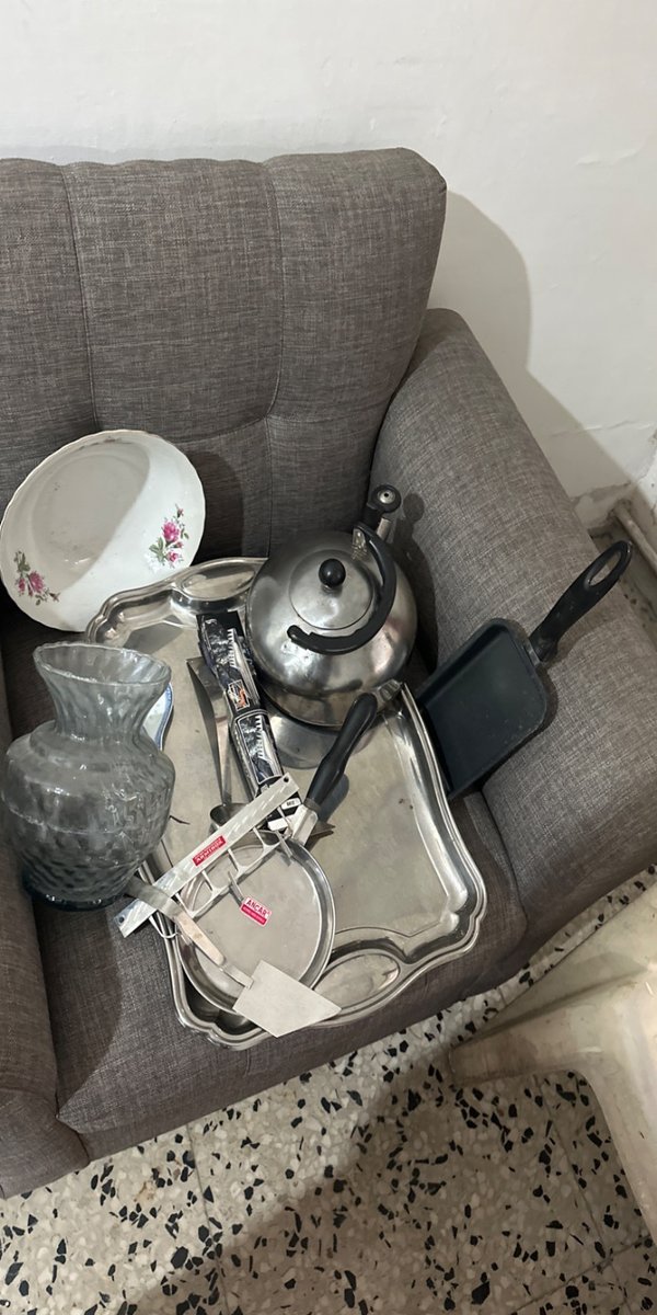 Bandeja de metal con tetera, florero y accesorios de cocina