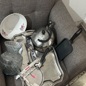 Lote siguiente: Bandeja de metal con tetera, florero y accesorios de cocina