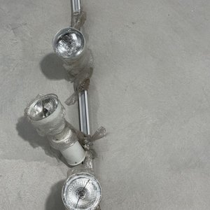 Sistema de Iluminación con Riel y 3 Focos Blancos - imagen 3