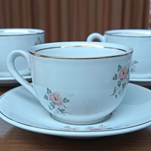 Juego de Porcelana Olmos con Rosas Rosadas y Filete Dorado - imagen 3