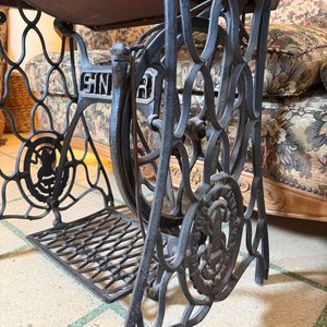 Máquina de Coser Singer Antigua con Mueble de Madera y Hierro Forjado - imagen 6
