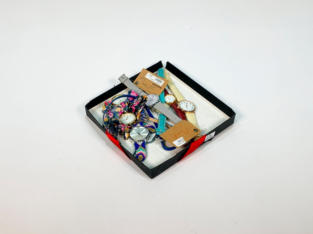 Lote de 8 Relojes de Pulsera para Dama: Mallas de Cuero Sintético, Tela Floral y Mostacillas