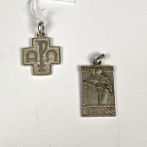 Lote de Dos Dijes Religiosos: Cruz con Símbolos y Figura Humana en Plata - imagen 2
