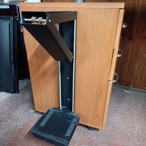 Escritorio moderno con cajonera giratoria y base para PC - imagen 4