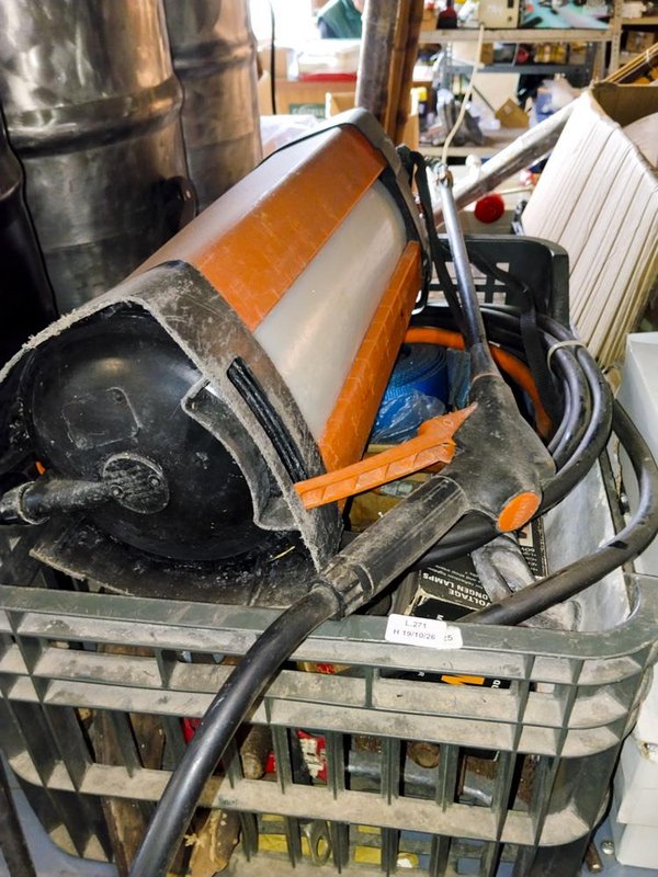 Sulfatadora Naranja Stihl SG 31 y Herramientas Varias en Cajón