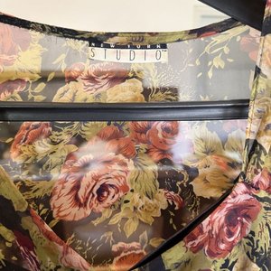 Conjunto Vestido Largo Estampado con Flores y Saco Corto Verde Oliva - imagen 3