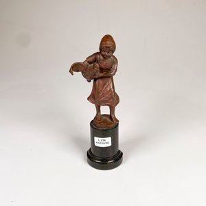 Figura en Bronce: Dama con Gallo sobre Base de Mármol Firmada - imagen 2
