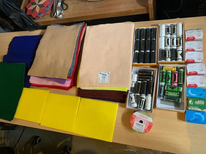 Lote anterior: Gran lote de artículos de costura y materiales de tela