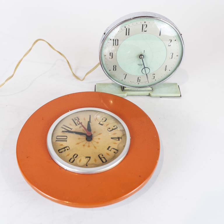 Lote anterior: 2 Relojes chapa y otro de plastico (no se probo se vende a la vista) - Medidas: 22 y 17cm 