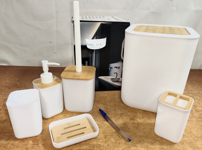 Lote siguiente: Set de baño de 6 piezas con accesorios de madera blanco