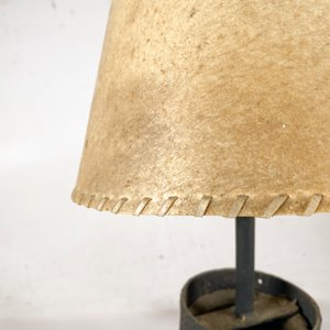 Lámpara de Mesa Vintage con Base de Masa de Carreta en Hierro y Madera - imagen 4