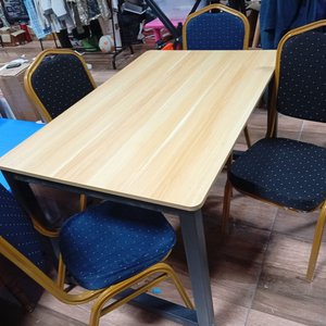 Juego de Comedor Estilo Industrial con 4 Sillas Tapizadas - imagen 4