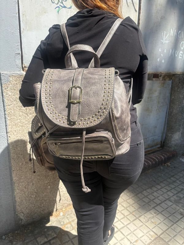 Lote anterior: Mochila en Cuerina de Cuero Marrón Claro con Pecho Rosado