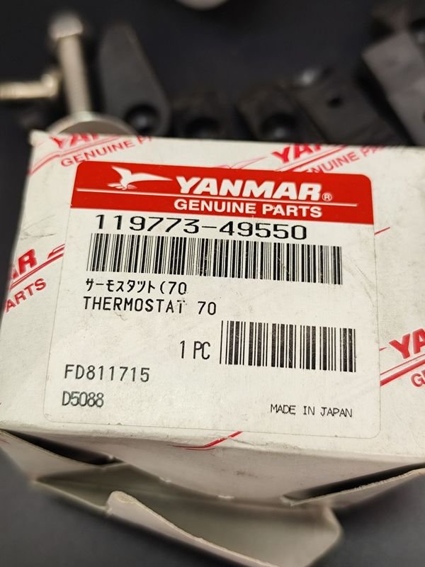 Termostato Yanmar original con número de pieza 119773-49550 - imagen 2