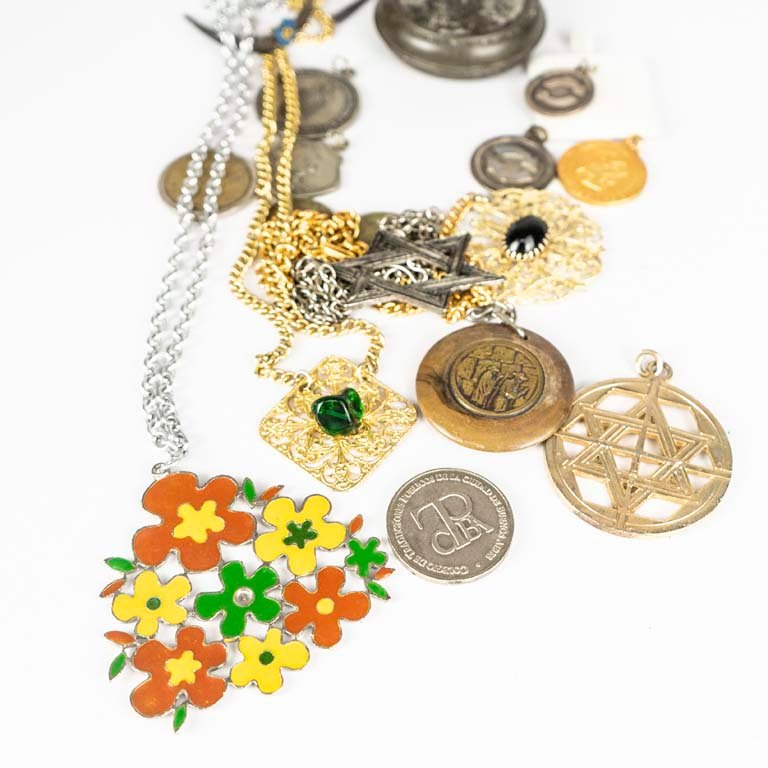 Lote de joyas y accesorios en buen estado - imagen 2