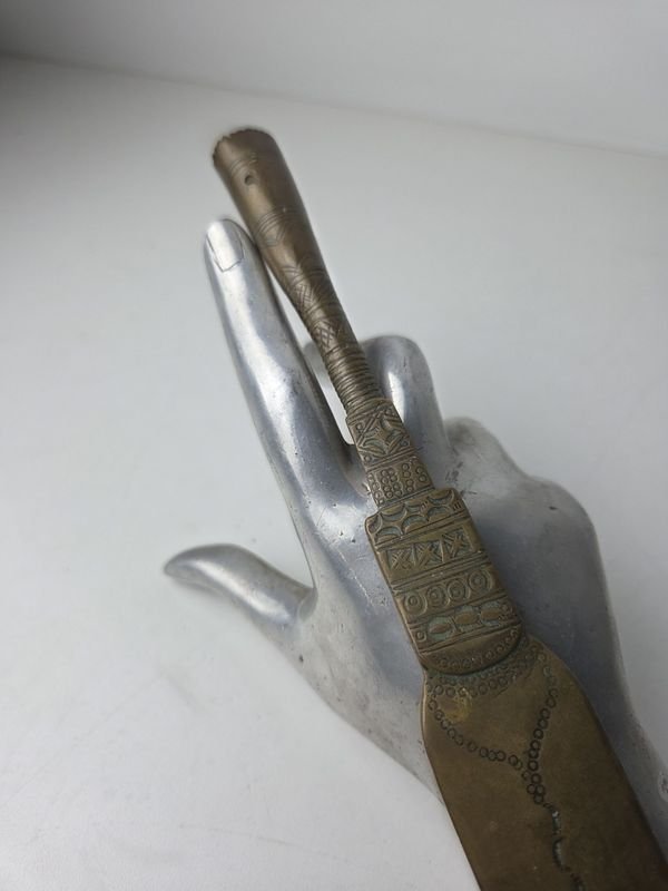 Antigua punta de lanza en bronce con gran trabajo artesanal - imagen 3