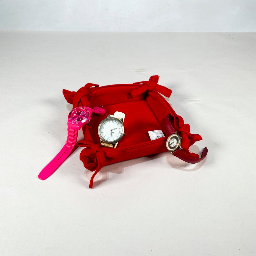 Lote anterior: Relojes de reloj con diferentes colores y materiales