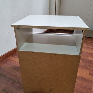 L 978 - Moderna mesa de luz con estante abierto y dos cajones inferiores en color blanco (Medidas 46x39x62cm) - imagen 4