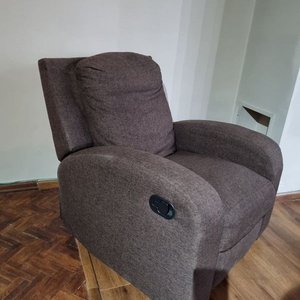 Sillón Reclinable Tapizado en Tela Parda con Apoyapiés Extensible - imagen 3