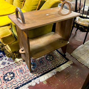 Lote siguiente: Mesa Auxiliar de Madera con Asas y Estantes