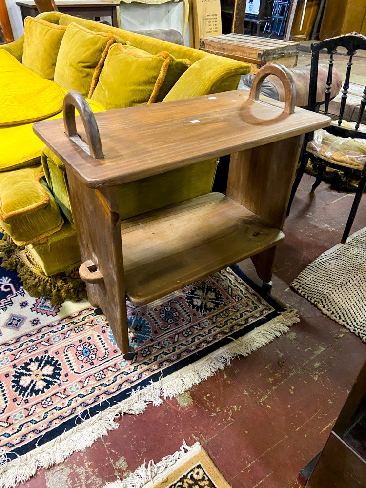 Mesa Auxiliar de Madera con Asas y Estantes