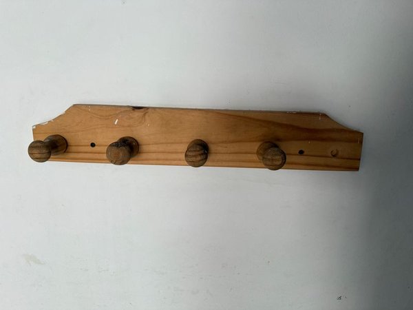 Perchero en madera para guardar ropa