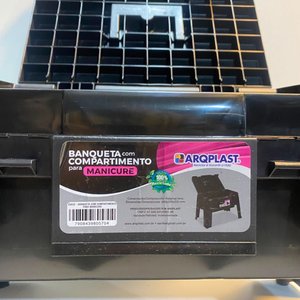 Banqueta Plástica Negra con Compartimento Organizador y Detalles Rosas - imagen 6