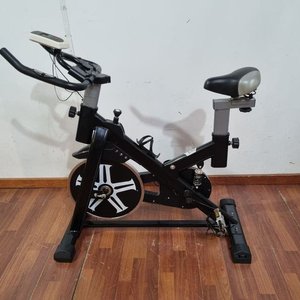 L 502 - Moderna bicicleta de spinning con estructura de hierro y volante de inercia cromado (Medidas 48x101x95cm) - Funciona - imagen 1