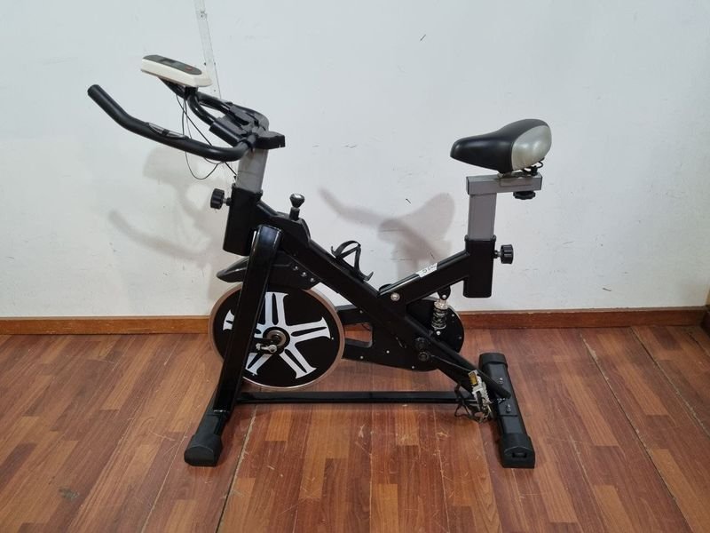 L 502 - Moderna bicicleta de spinning con estructura de hierro y volante de inercia cromado (Medidas 48x101x95cm) - Funciona