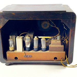 Radio Antigua de Madera con Parlante Rola - imagen 4