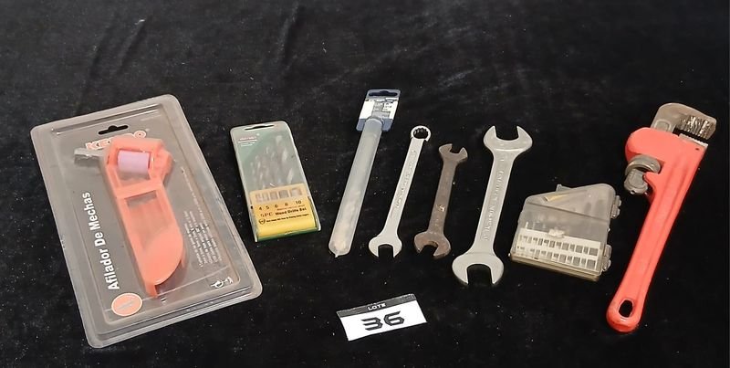 Lote de Herramientas: Afilador de Mechas, Juego de Brocas para Madera y Llaves Stilson y Fijas