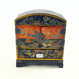 Lote anterior: Joyero Oriental con Diseño Floral y Grabado "Takimara Montevideo"