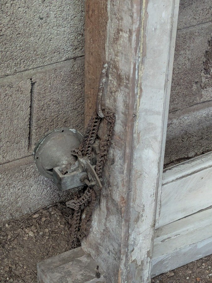 Ventana antigua con marco de madera y soporte para persiana - imagen 9