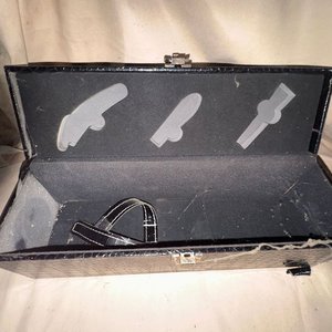 Elegante Caja Negra para Vino con Accesorios y Cierre Metálico - imagen 1