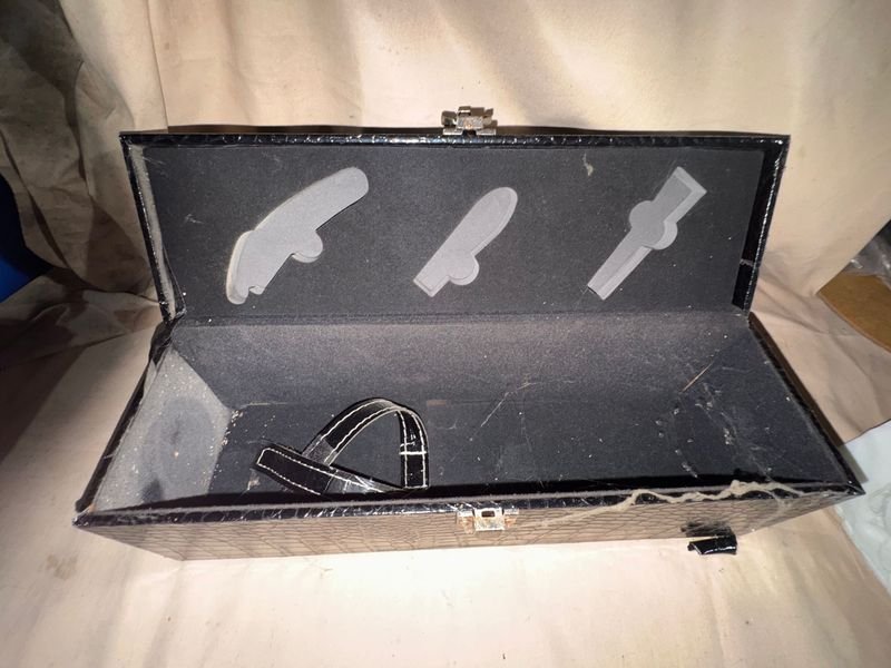 Elegante Caja Negra para Vino con Accesorios y Cierre Metálico