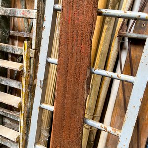 Viga Antigua de Madera Dura con Detalles y Desgaste - imagen 4