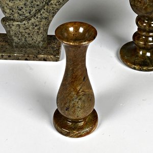 Lote de Tres Piezas de Piedra: Figura Abstracta y Dos Floreros - imagen 3