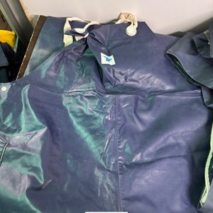 Conjunto Impermeable: Mameluco Azul y Botas Negras de Lluvia - imagen 5