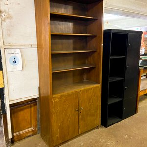 Lote anterior: Estantería de madera con puertas y estantes