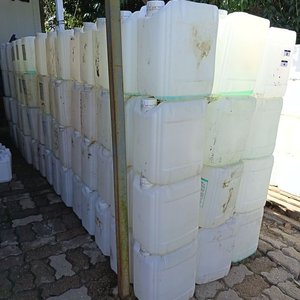 Lote siguiente: 80 Bidones de Plástico de 20lts. - En Buen Estado La Mayoría con Tapas