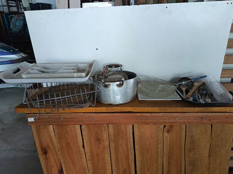 Olla, Escurridor y Utensilios de Cocina Varios