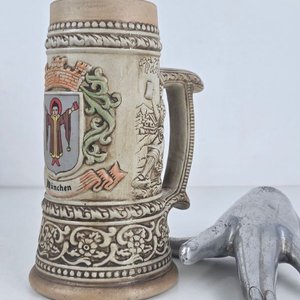 Lote siguiente: Jarra de Cerveza Antigua con Escenas Bávaras y Escudo de Múnich