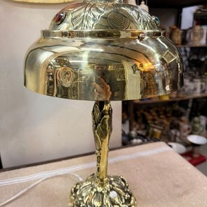 Lámpara de Mesa Antigua en Bronce con Pantalla Repujada y Cabujones - imagen 4