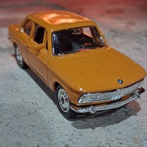 Lote anterior: Auto Coleccionable de Metal Color Ocre con Caja