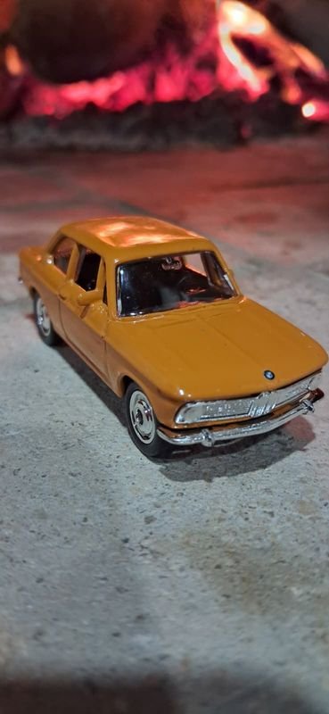 Auto Coleccionable de Metal Color Ocre con Caja