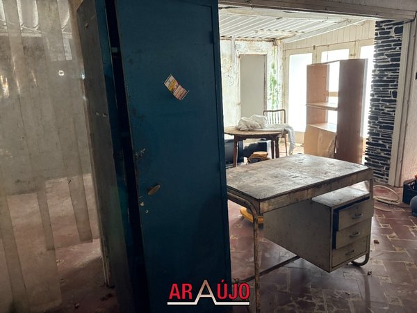 Escritorio Metálico y Mueble Archivador con Estantes - imagen 1