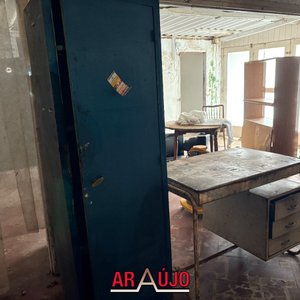 Lote anterior: Escritorio Metálico y Mueble Archivador con Estantes