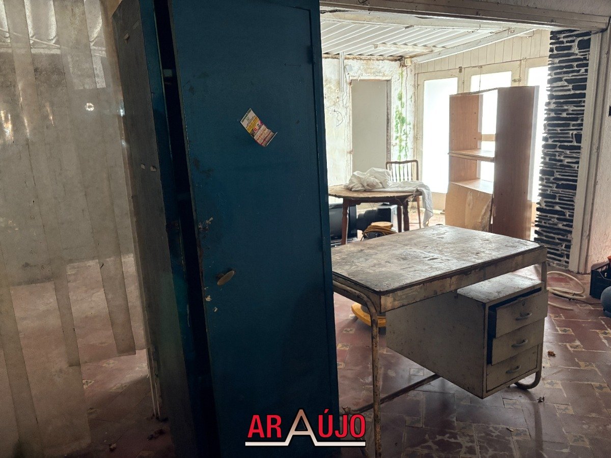 Escritorio Metálico y Mueble Archivador con Estantes